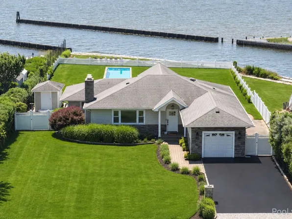 40 Laura Lee Dr, Center Moriches, NY 11934