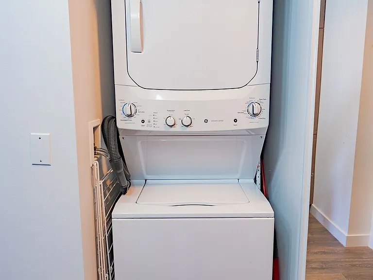 8 Eglinton Ave E #1710 — Photo 21