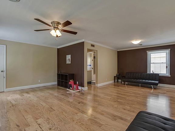 4th image of 2201 NW Juniper Dr