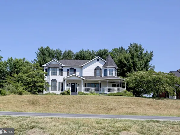 1977 Castlegreen Dr, Greencastle, PA 17225