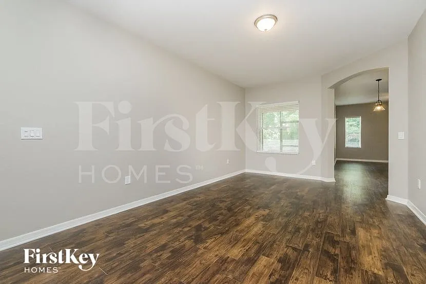 5 bed, 3.0 bath, 2530 sqft, $2,875 — Photo 2