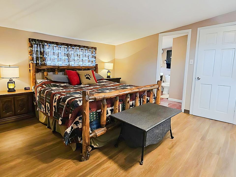 1st image of 425 Hemlock Ln #1