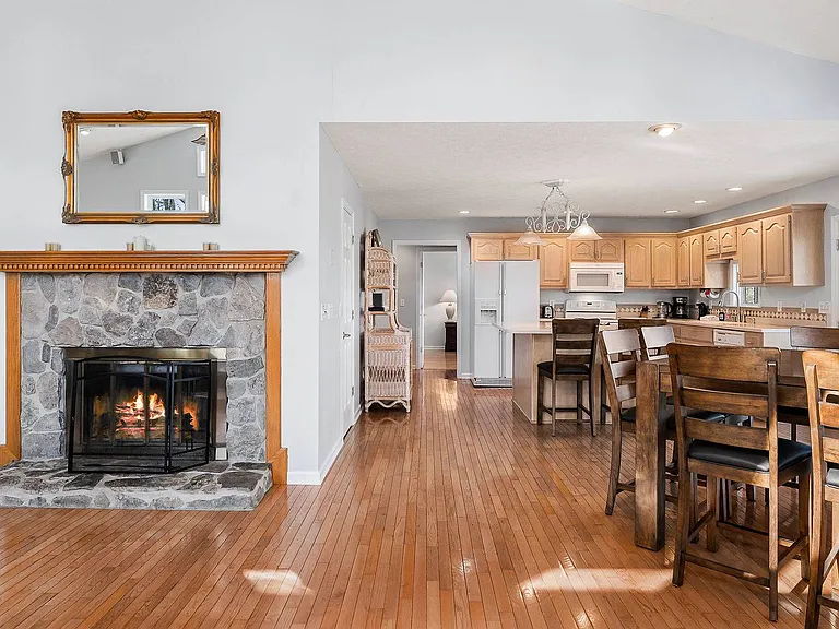 1038 Lakeside Dr — Photo 5
