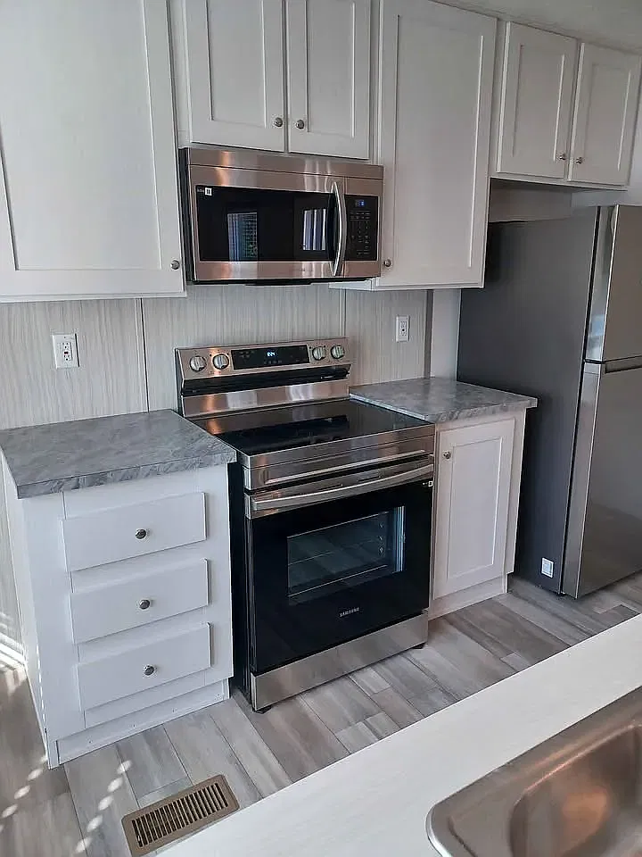 3 bed, $1,300 — Photo 4