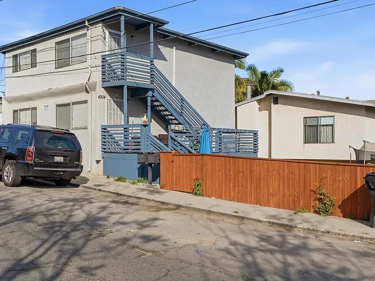 4206 E Division St — Photo 13