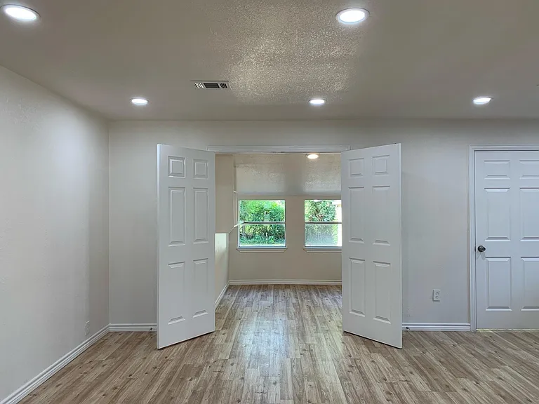 820 W Crawford St — Photo 9