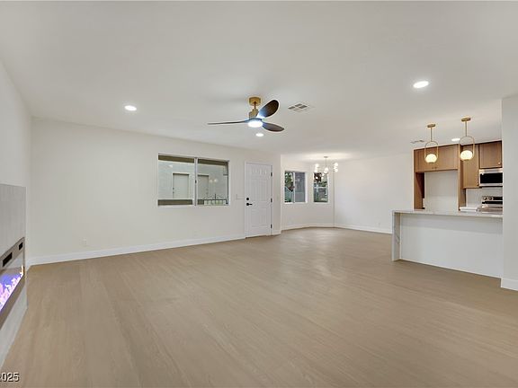4th image of 328 S Buffalo Dr Unit 101