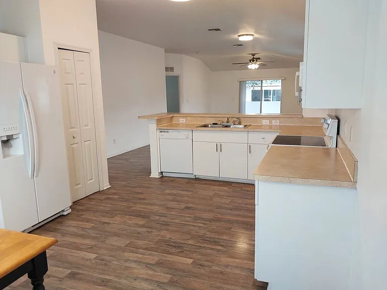 557 Windermere Dr — Photo 8