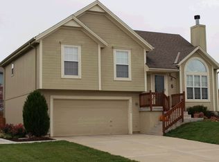 20800 Skyview Ln, Spring Hill, KS 66083