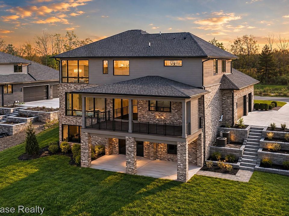 2559 Crystal Lake Dr, photo 2