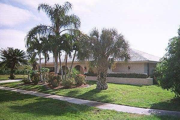 Custom Pool Home - Walk to Beach