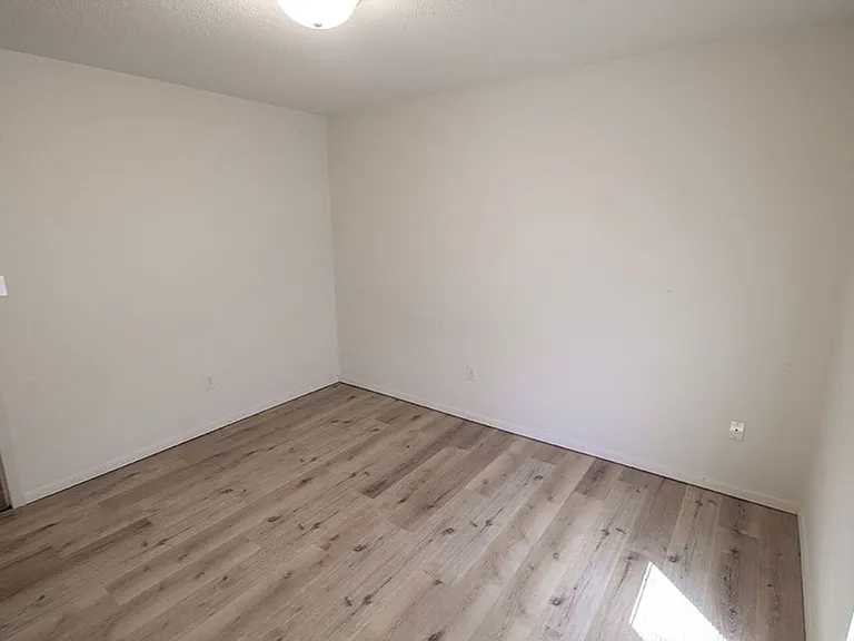 1007 W Ash St — Photo 13