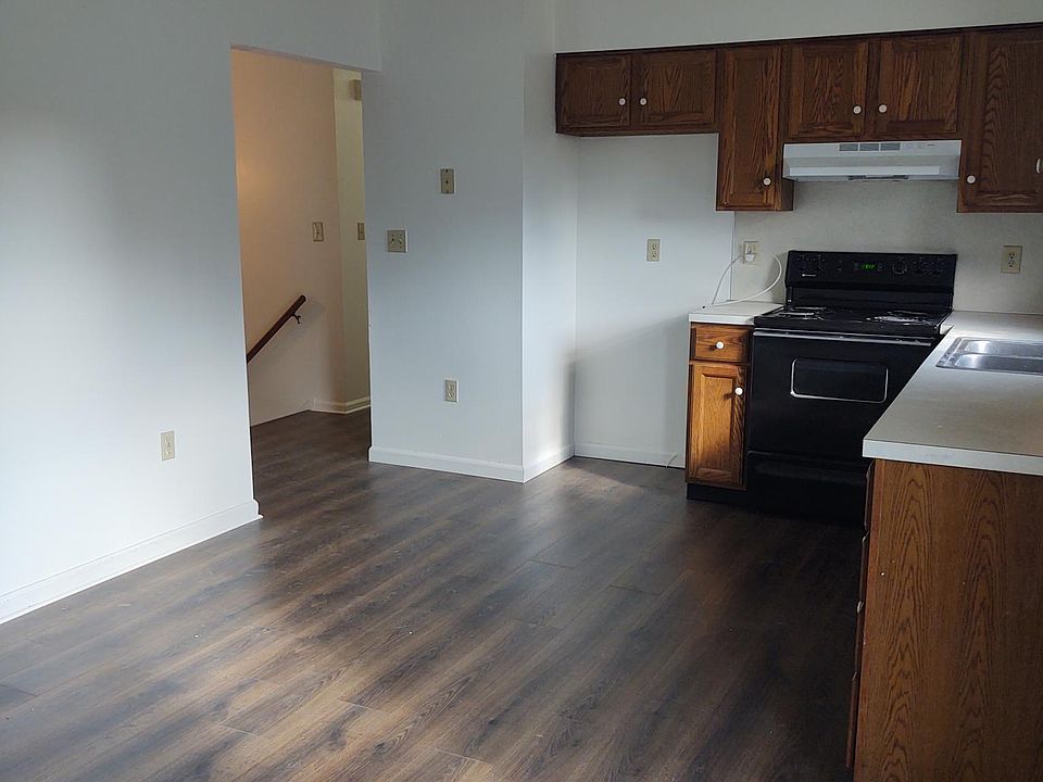 Eat in kitchen with dishwasher and stove