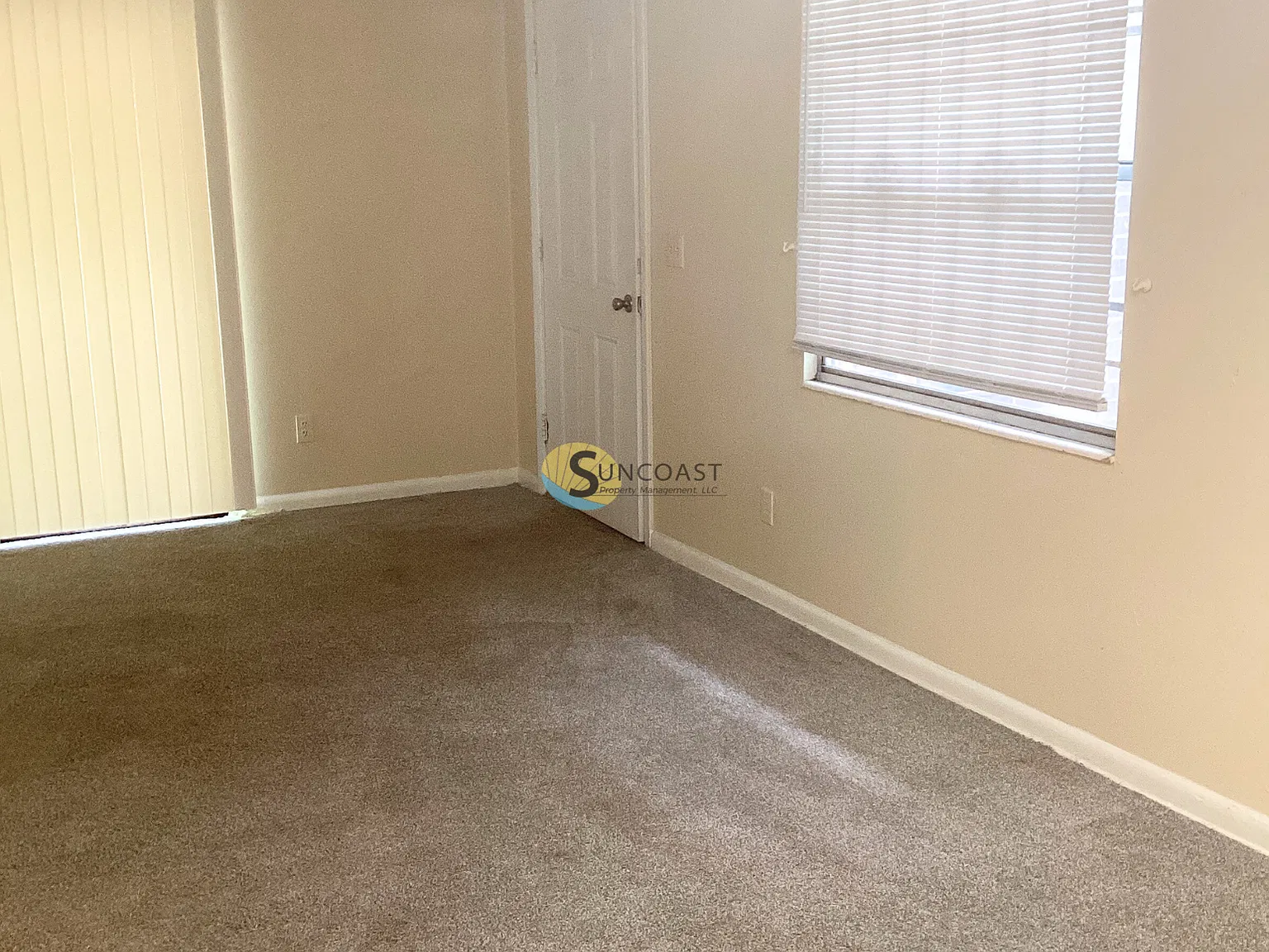 Fully Fenced 3 Bed | 1.5 Bath — Photo 4