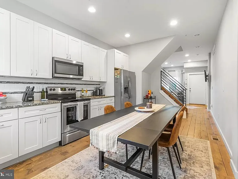 1843 E Oakdale St — Photo 3