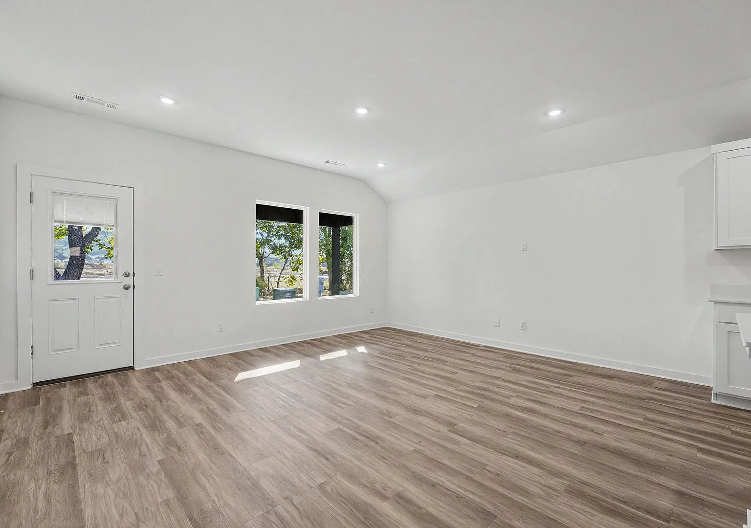 BrandNew 4 Bed / 3 Bath Home with Modern Finishes — Photo 3