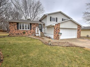 2325 N Longwood Dr, Decatur, IL 62526