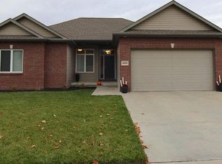 8800 Berg Dr, Lincoln, NE 68505