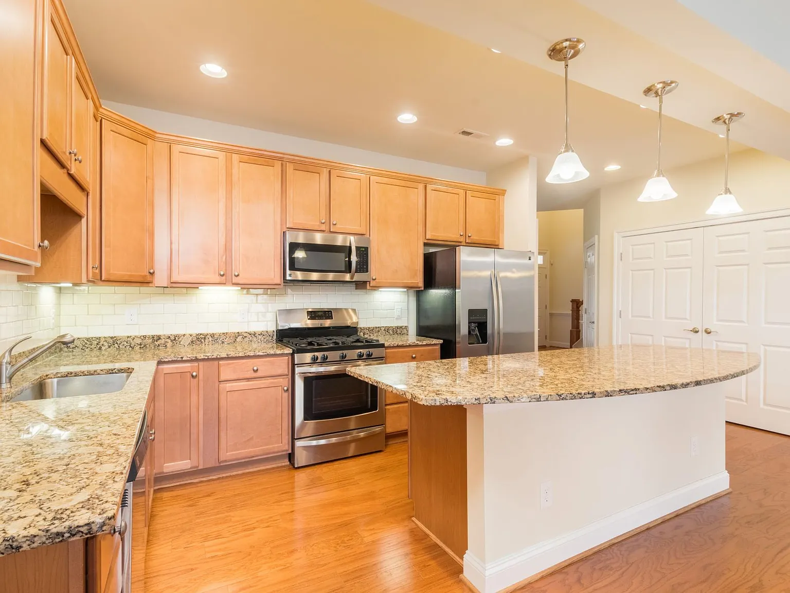 3 bed, 3.5 bath, 2946 sqft, $3,350 — Photo 4