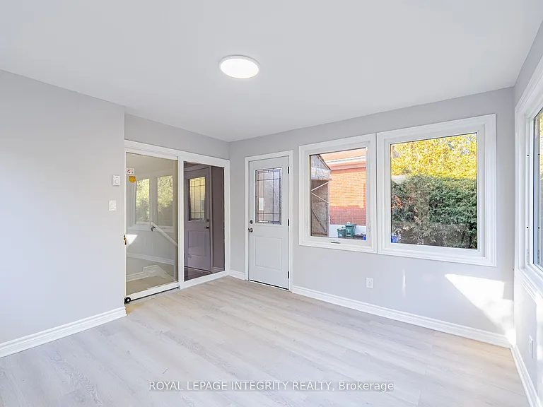 1746 Gage Cres #B — Photo 7