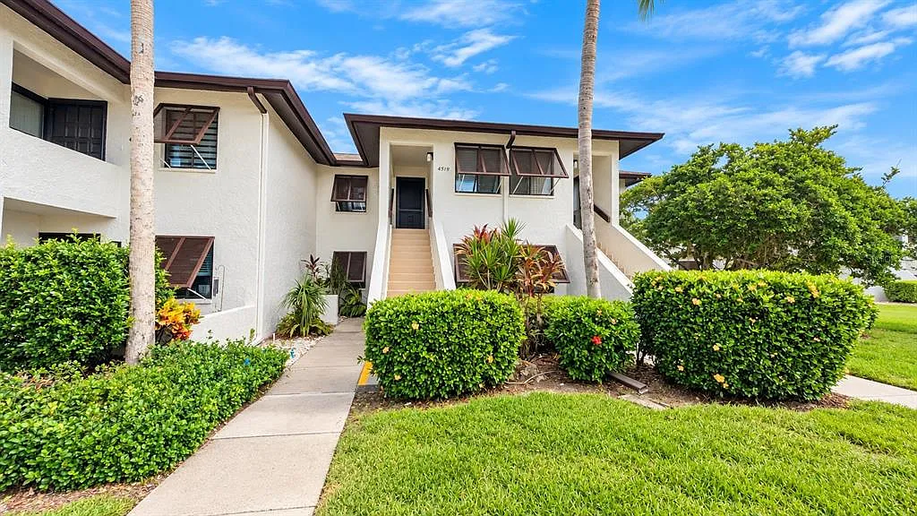 1 bed, 1.5 bath, 676 sqft, $1,700 — Photo 1