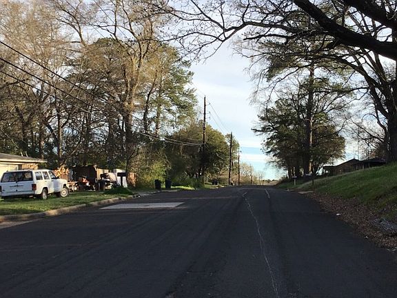 4th image of 601 E Lake Dr