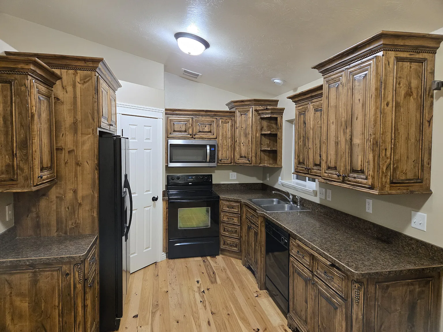 4 bed, 2080 sqft, $2,300 — Photo 3