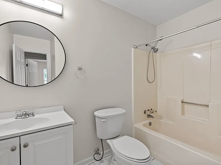 811 Bedford Park — Photo 10