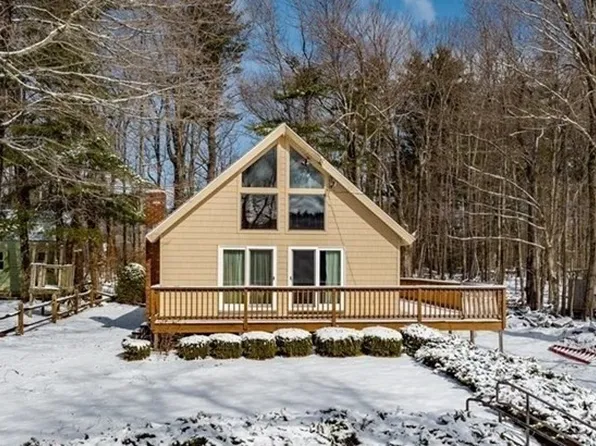 128 Lands End Dr, Tolland, MA 01034