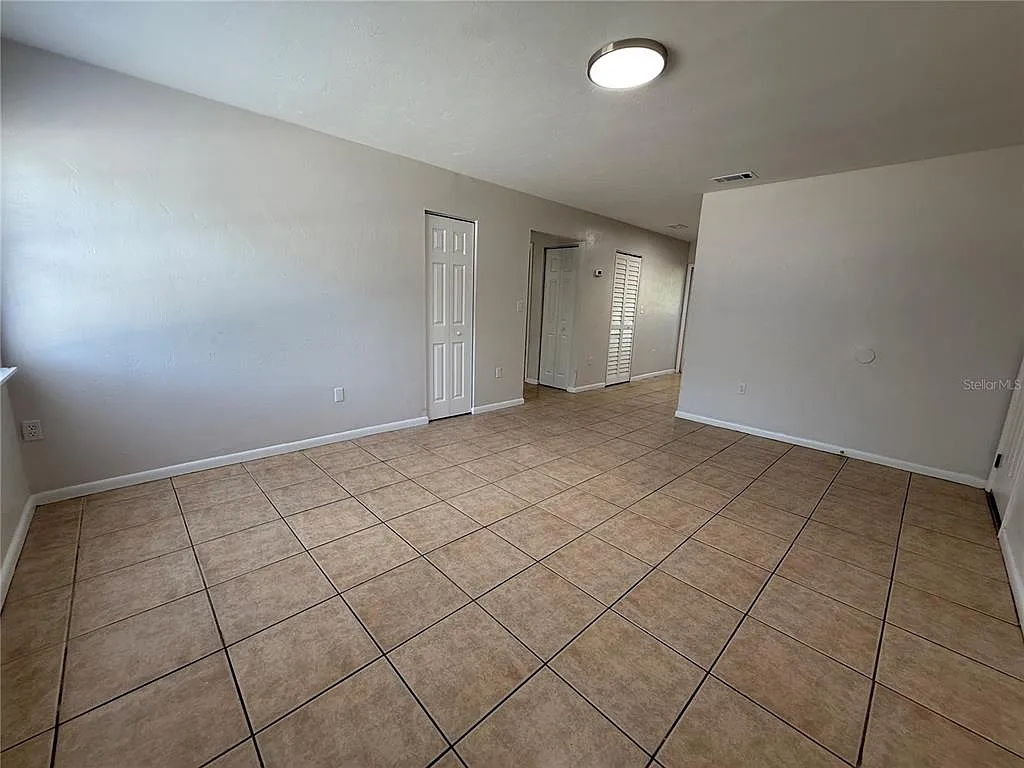 Building Photo - 6104 SW 12th Pl #3