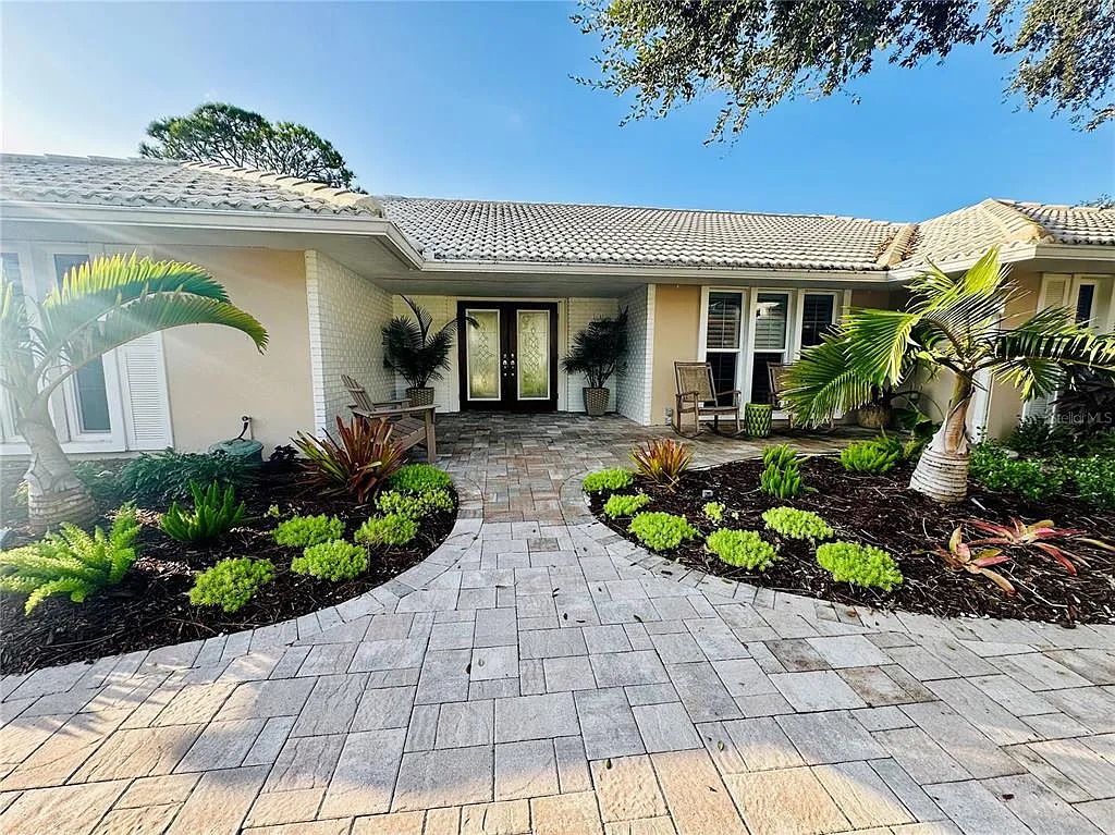 3 bed, 2.0 bath, 2489 sqft, $5,800 — Photo 1