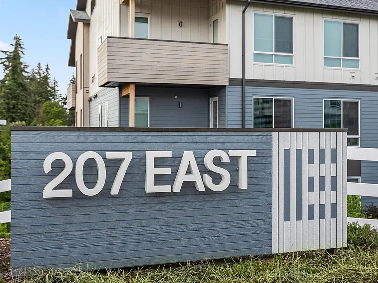 207 East — Photo 25
