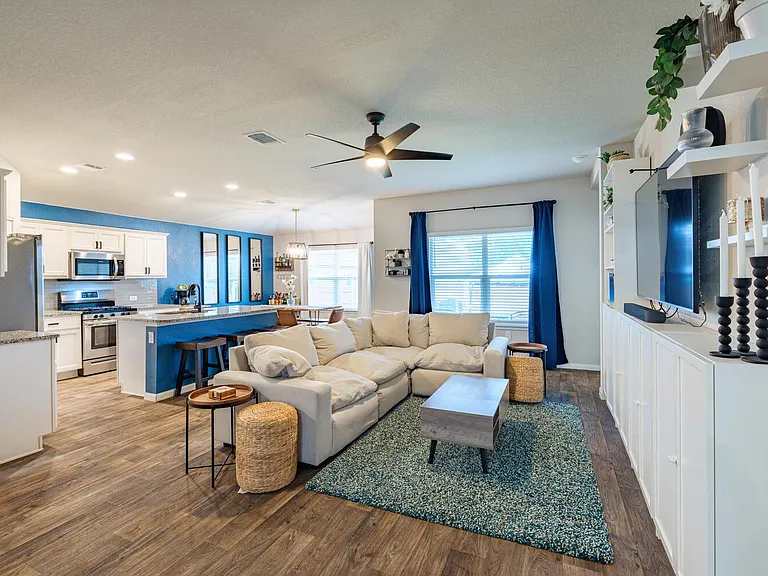 13721 Cantarra Dr — Photo 3