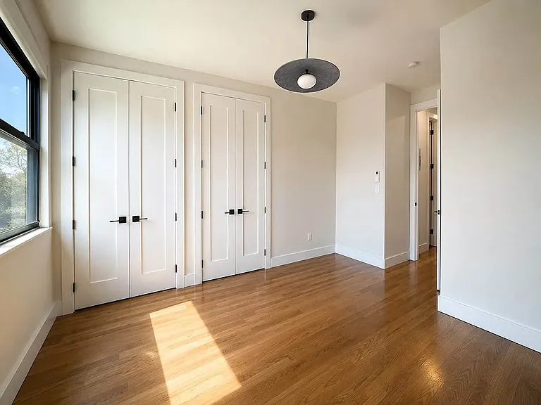 240 Montrose Ave #1R — Photo 6