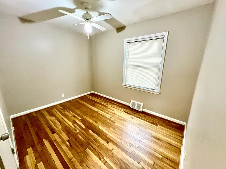 20489 Beech Daly Rd — Photo 10