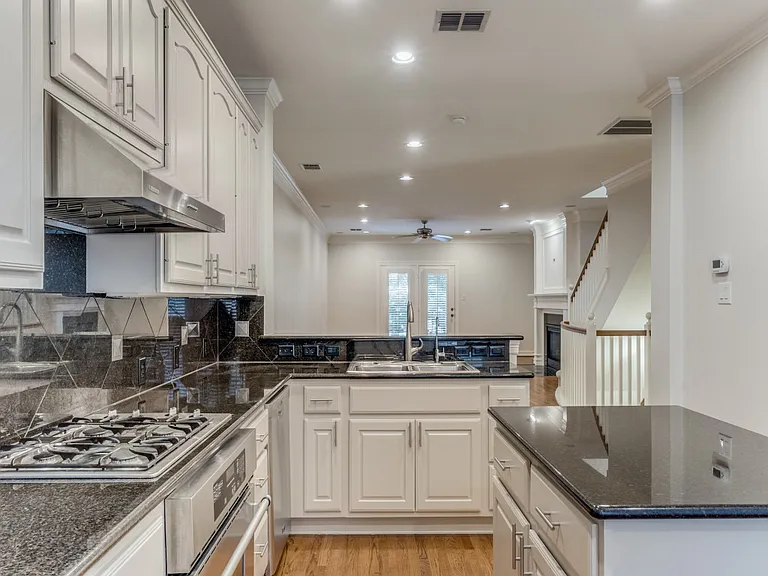 2412 Worthington St — Photo 21