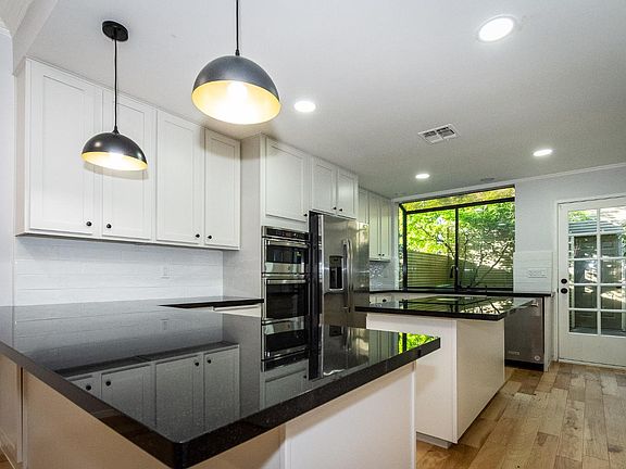 3rd image of 427 Wyndgate Rd