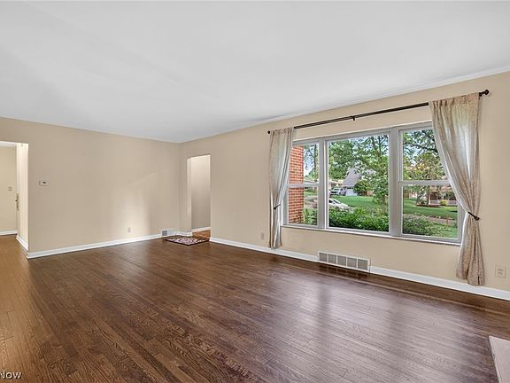 5th image of 674 Upper Merriman Dr