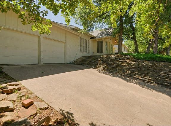 3rd image of 2804 Oak Cliff Ln