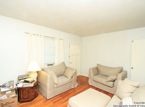 4th image of 3716 W Woodlawn Ave