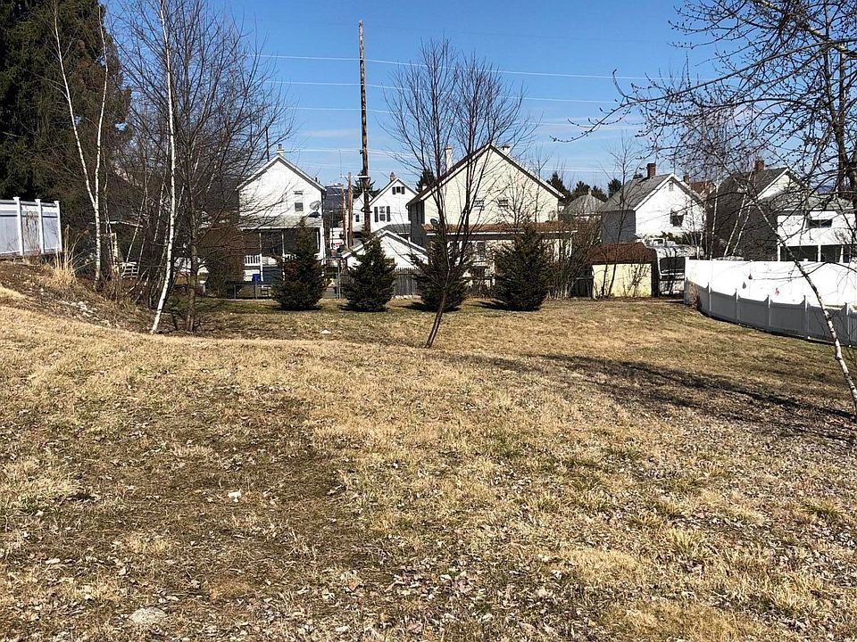 2nd image of 140 Gerard St