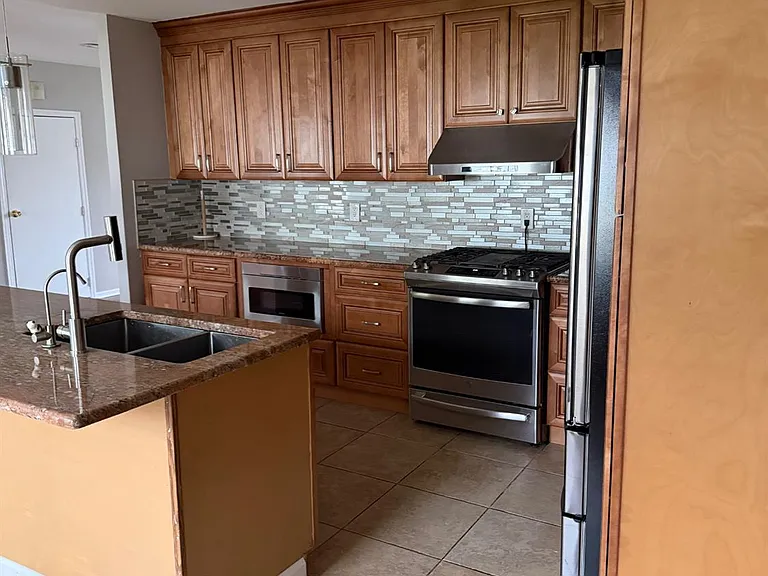 120 W Warren St — Photo 16