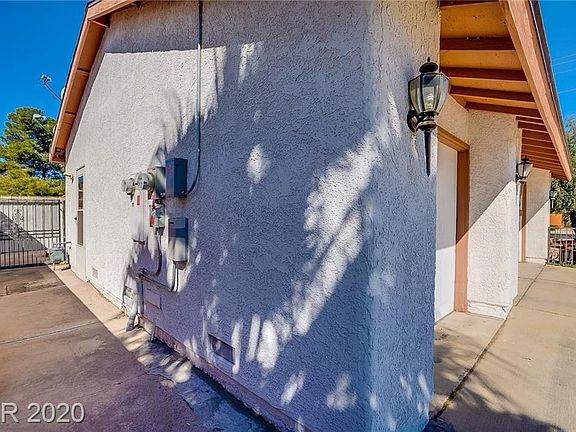 4th image of 5115 Avenida Del Luna