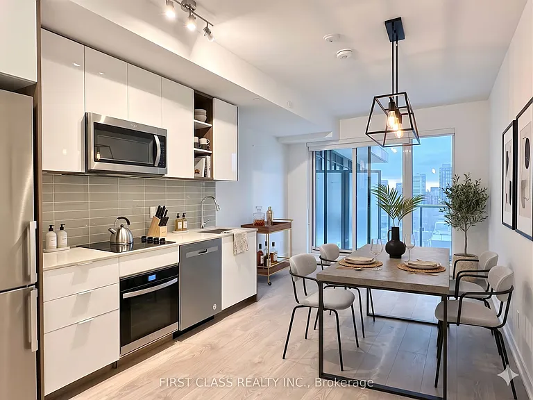 543 Richmond St W #820 — Photo 1