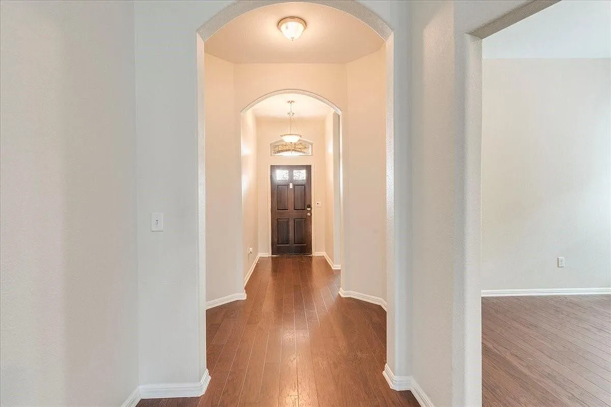 4 bed, 2.0 bath, 2158 sqft, $2,700 — Photo 2