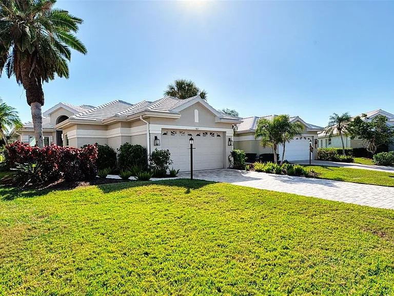 561 Fallbrook Dr — Photo 3