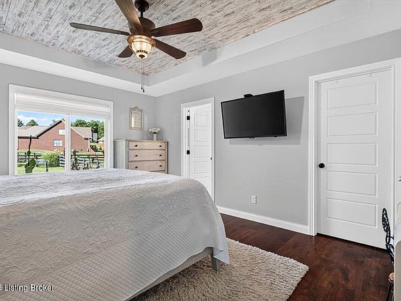 3rd image of 100 Oak Leaf Ct