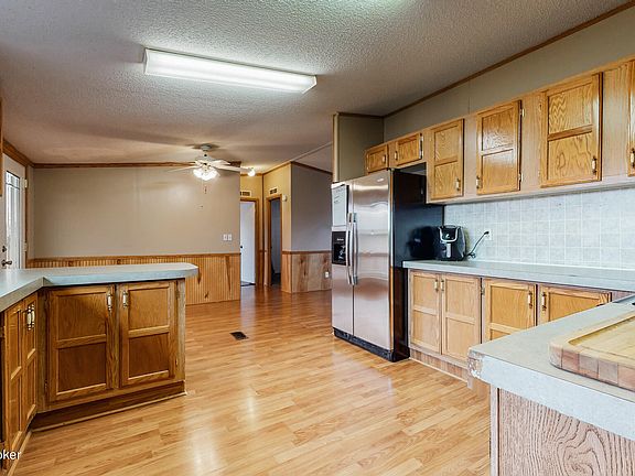 5th image of 925 Stark Ln