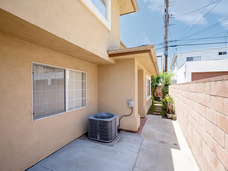 1011 Thompson Ave #C — Photo 24