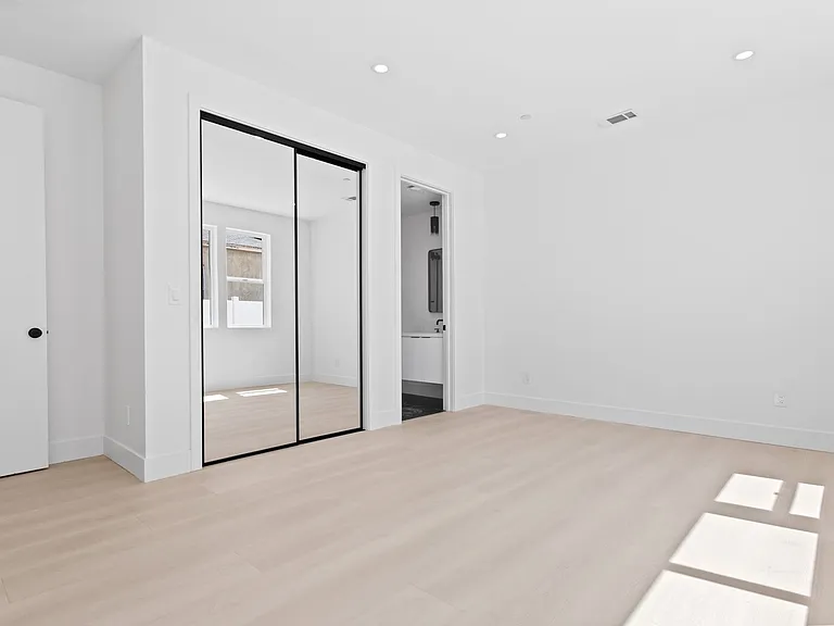 1815 Barry Ave — Photo 7